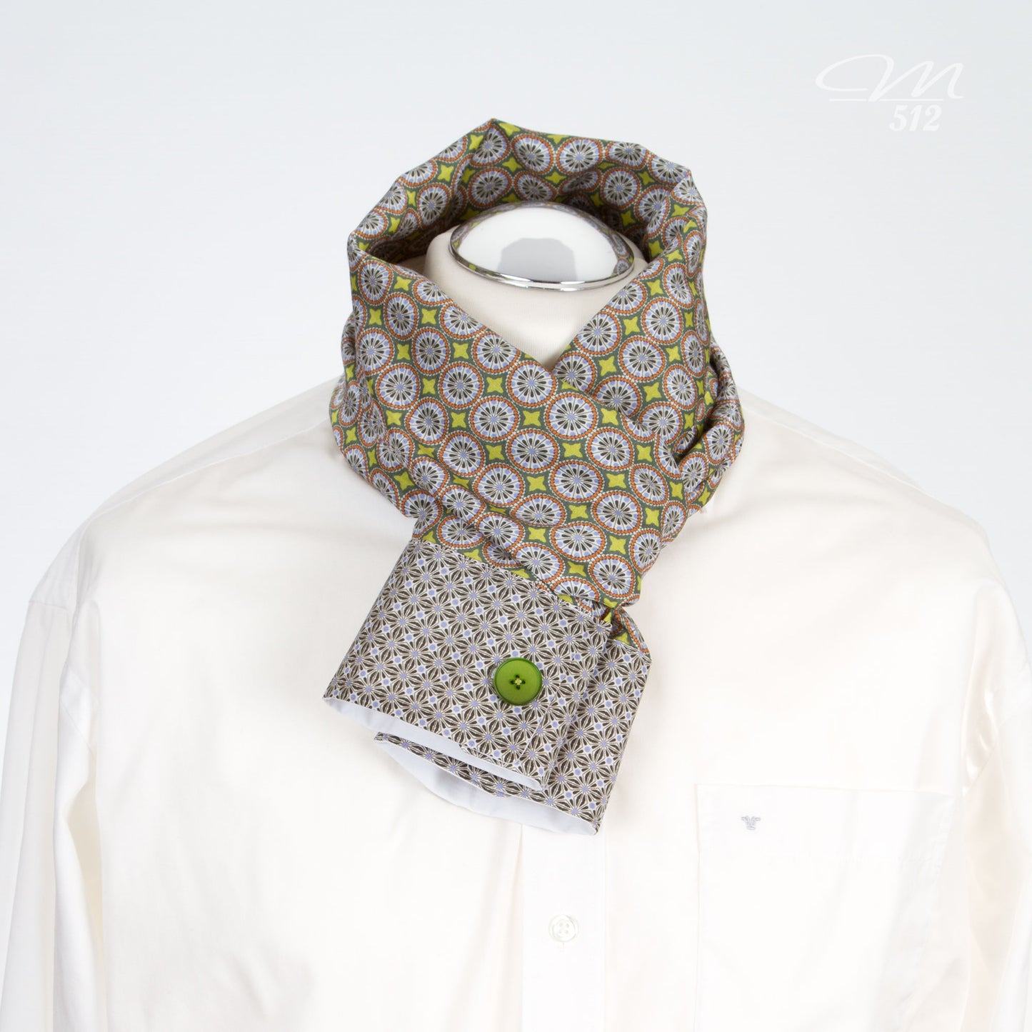 Krawatte und Seidenschal